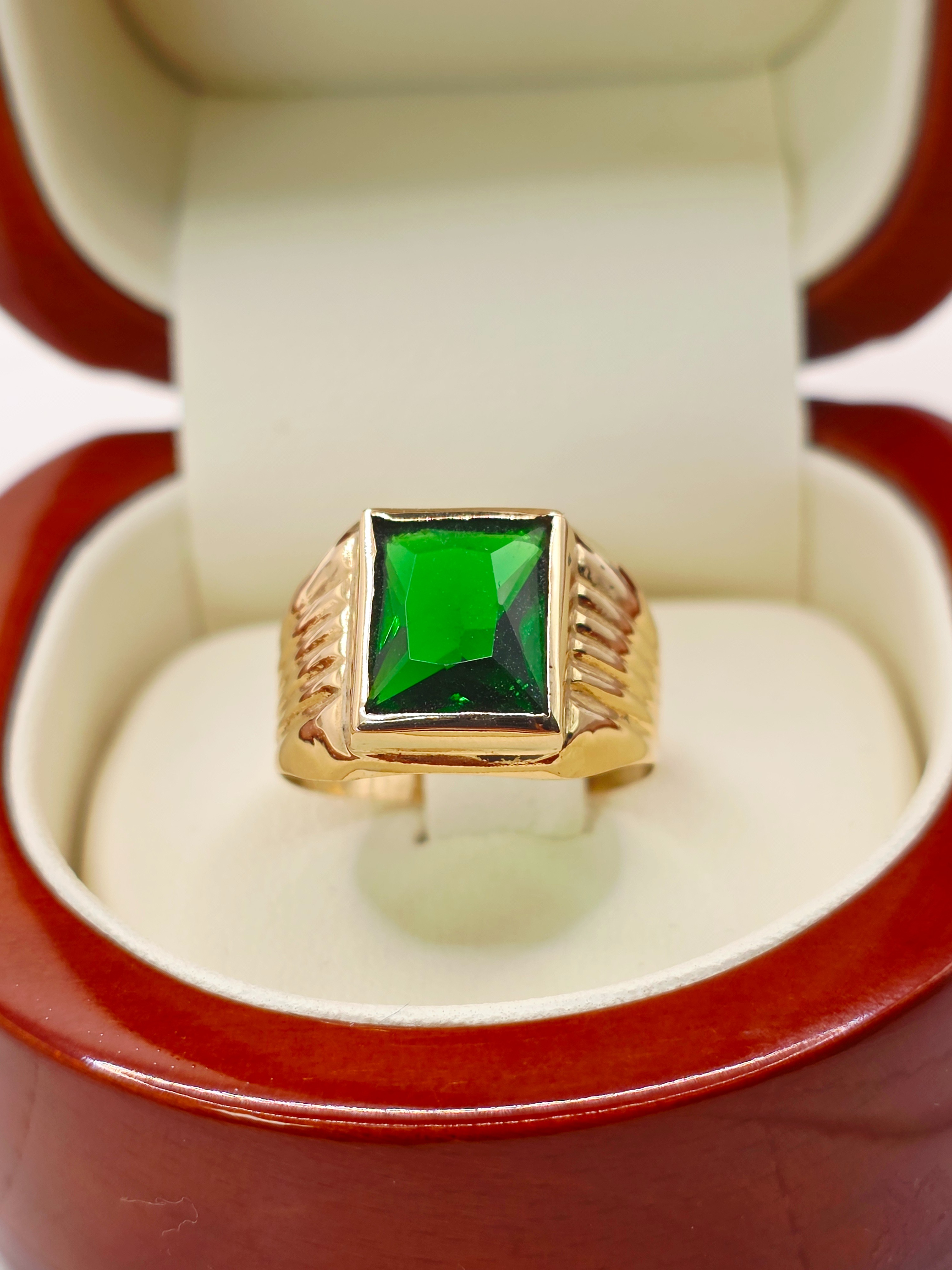 Anillo sello esmeralda 4 grs Oro 18k 10
