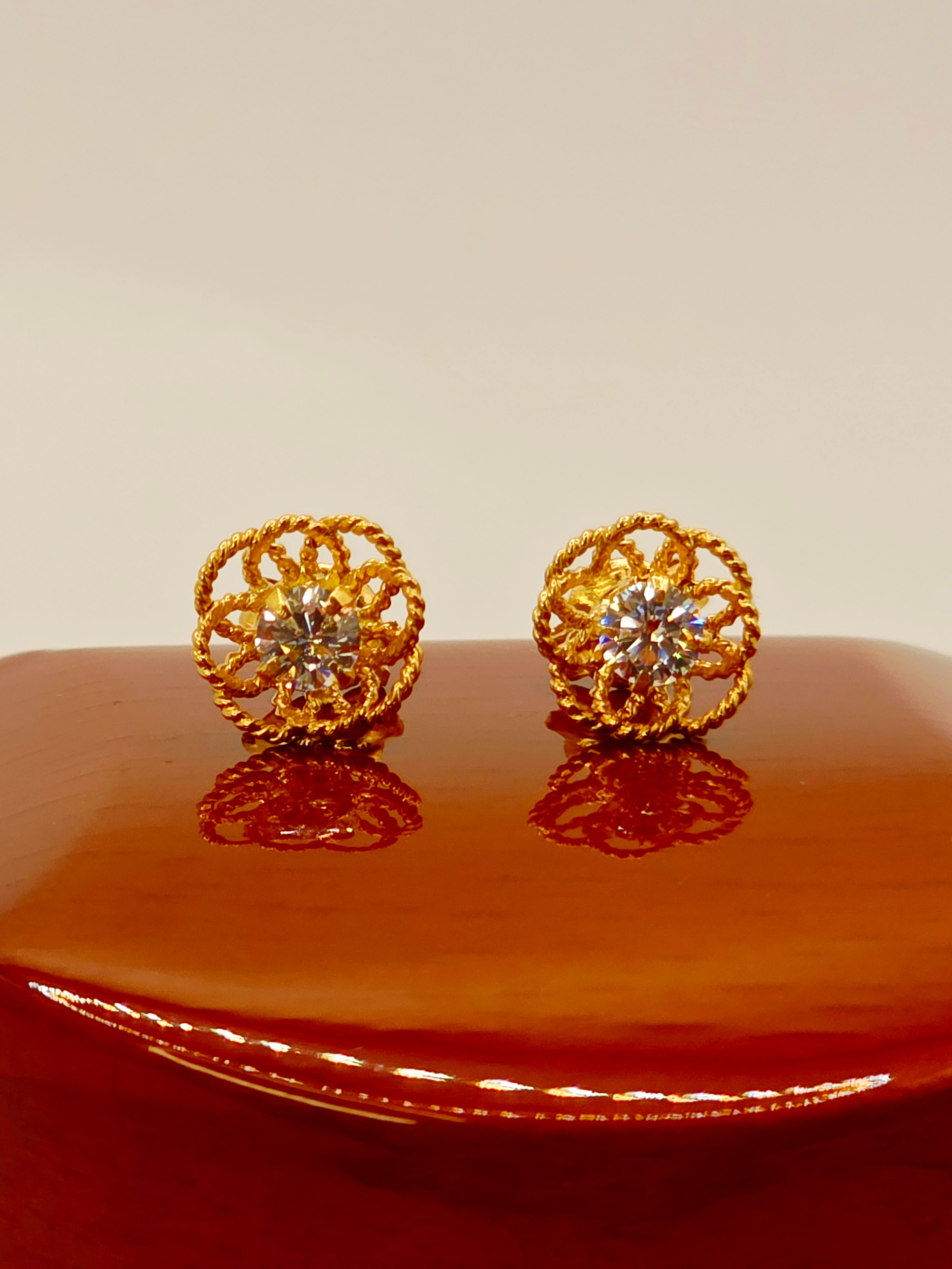 Aros doble flor panal circón 9 mm 2.1 grs Oro 18k 3