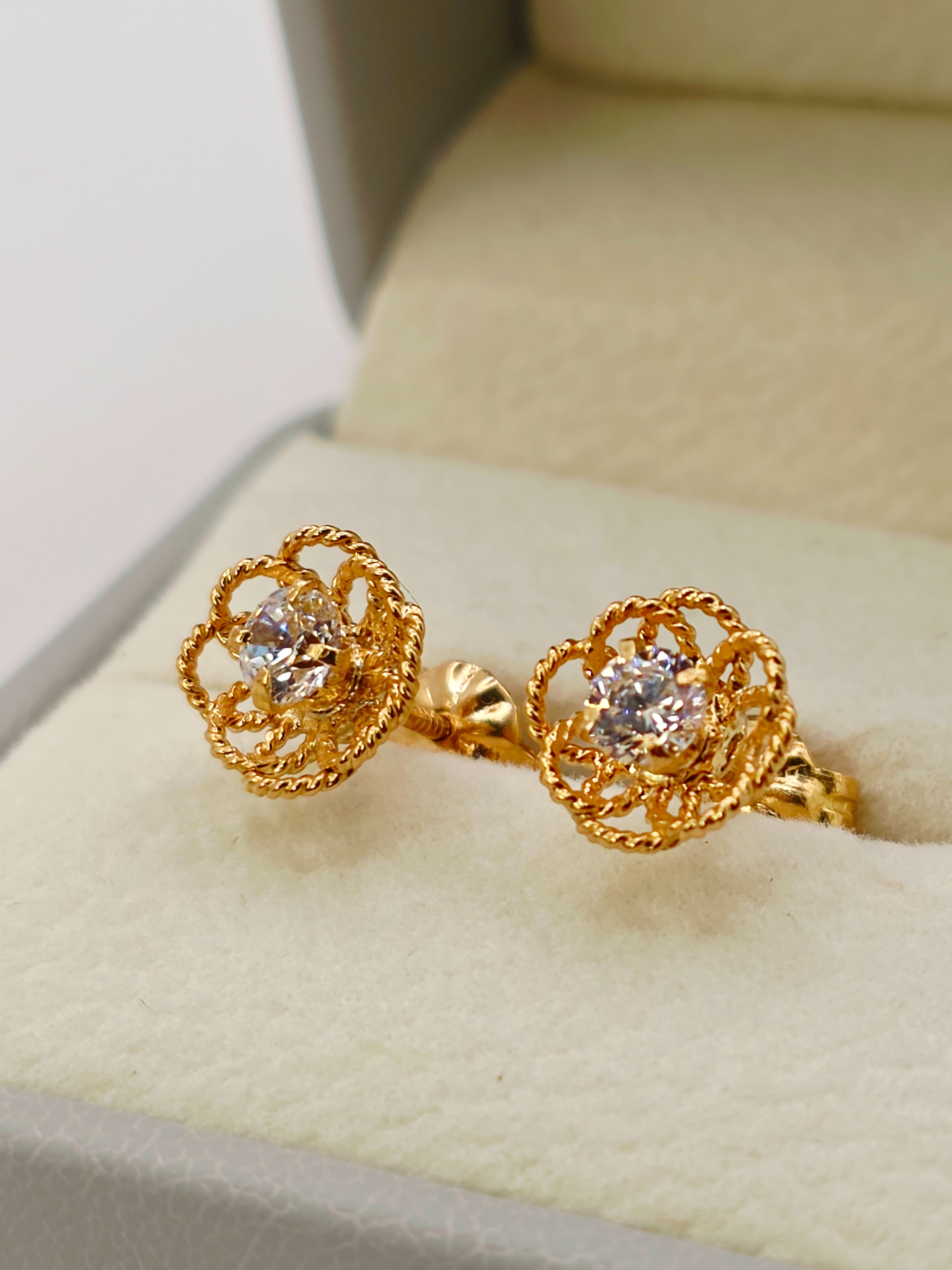 Aros doble flor panal circón 9 mm 2.1 grs Oro 18k 4