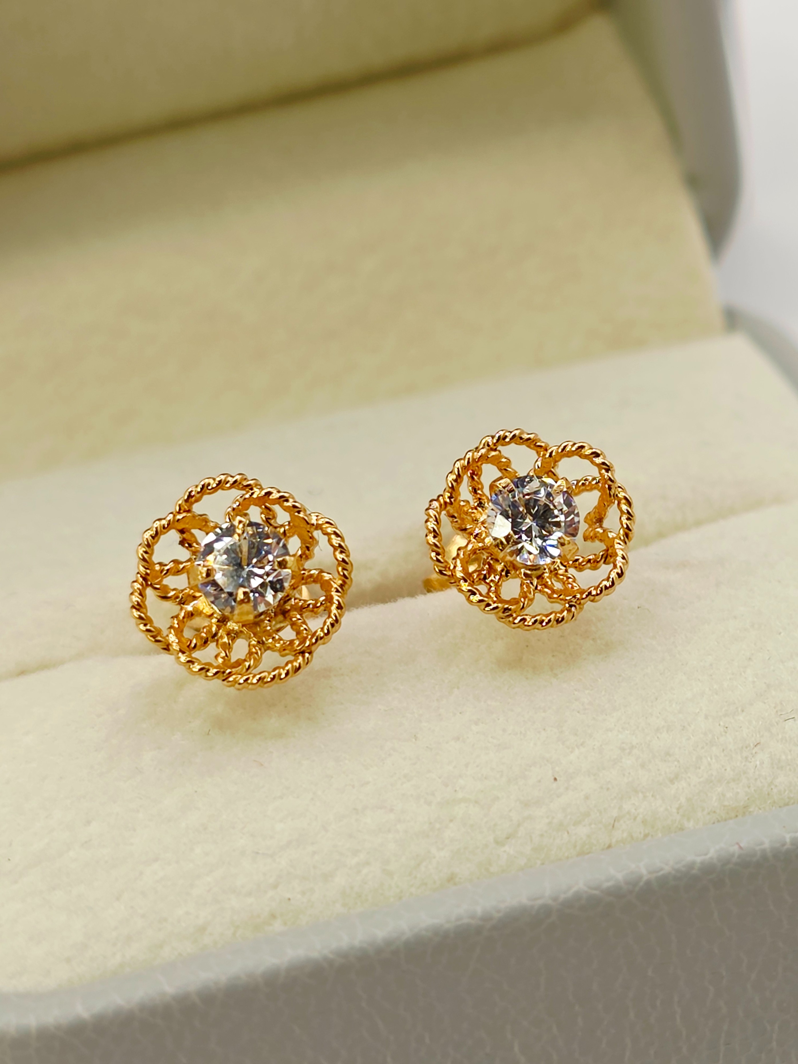 Aros doble flor panal circón 9 mm 2.1 grs Oro 18k 5