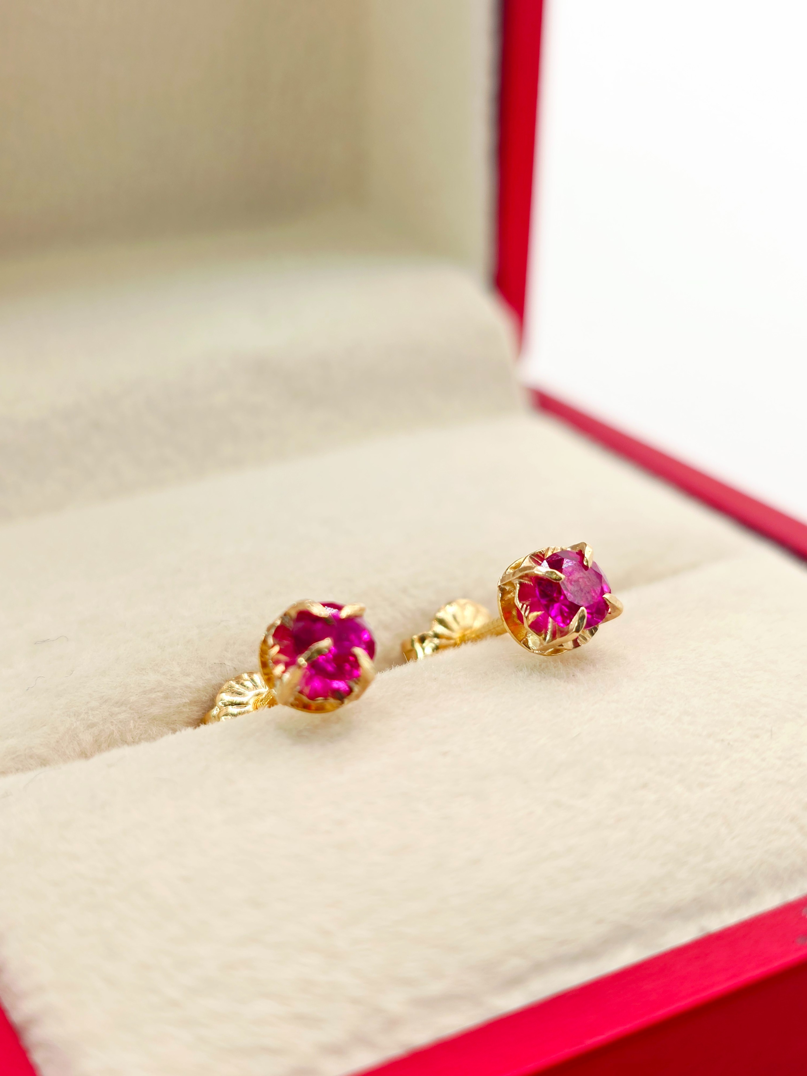 Aros chatón redondo rubí 5 mm 1.1 grs Oro 18k 1