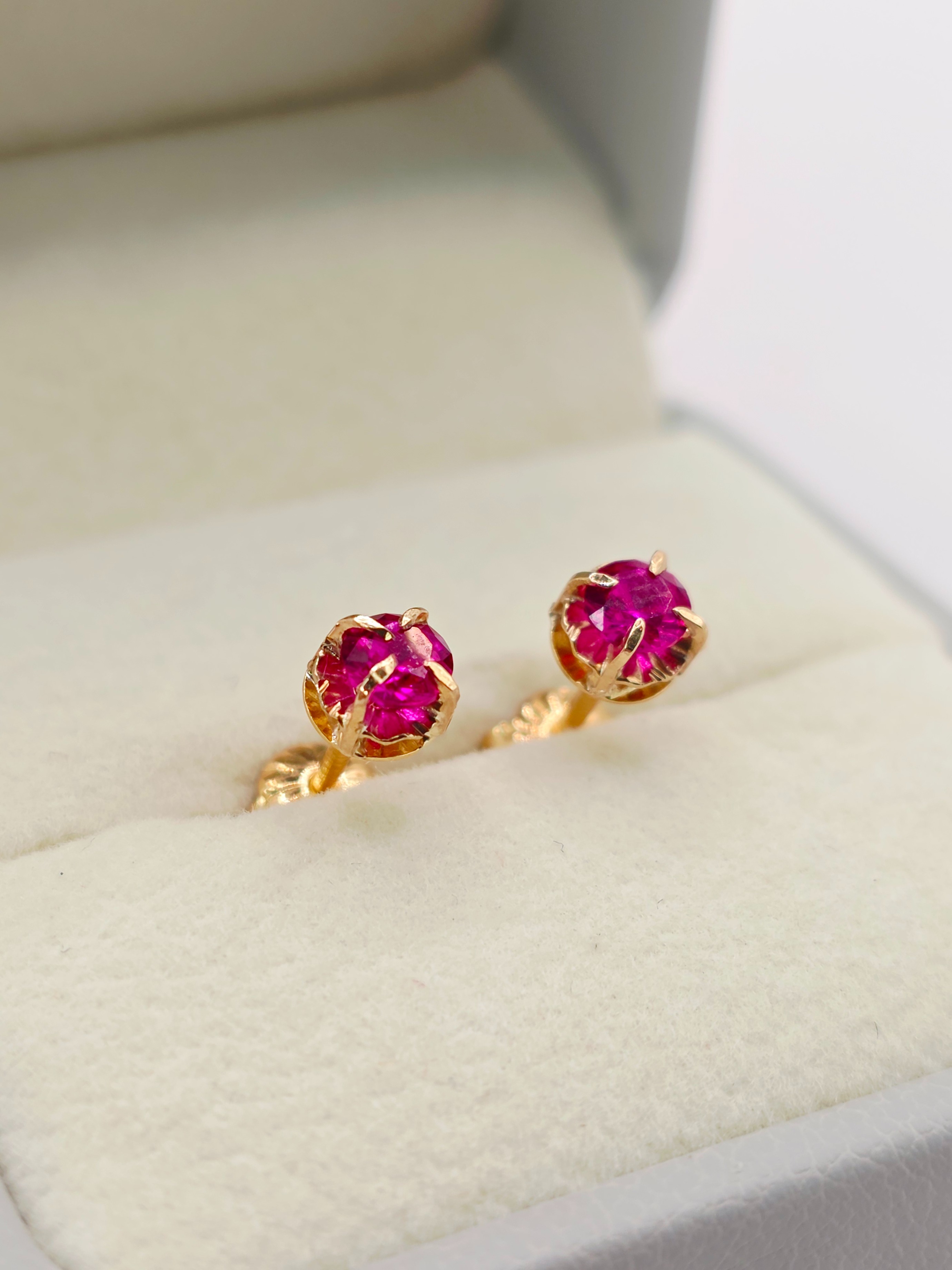 Aros chatón redondo rubí 5 mm 1.1 grs Oro 18k 3