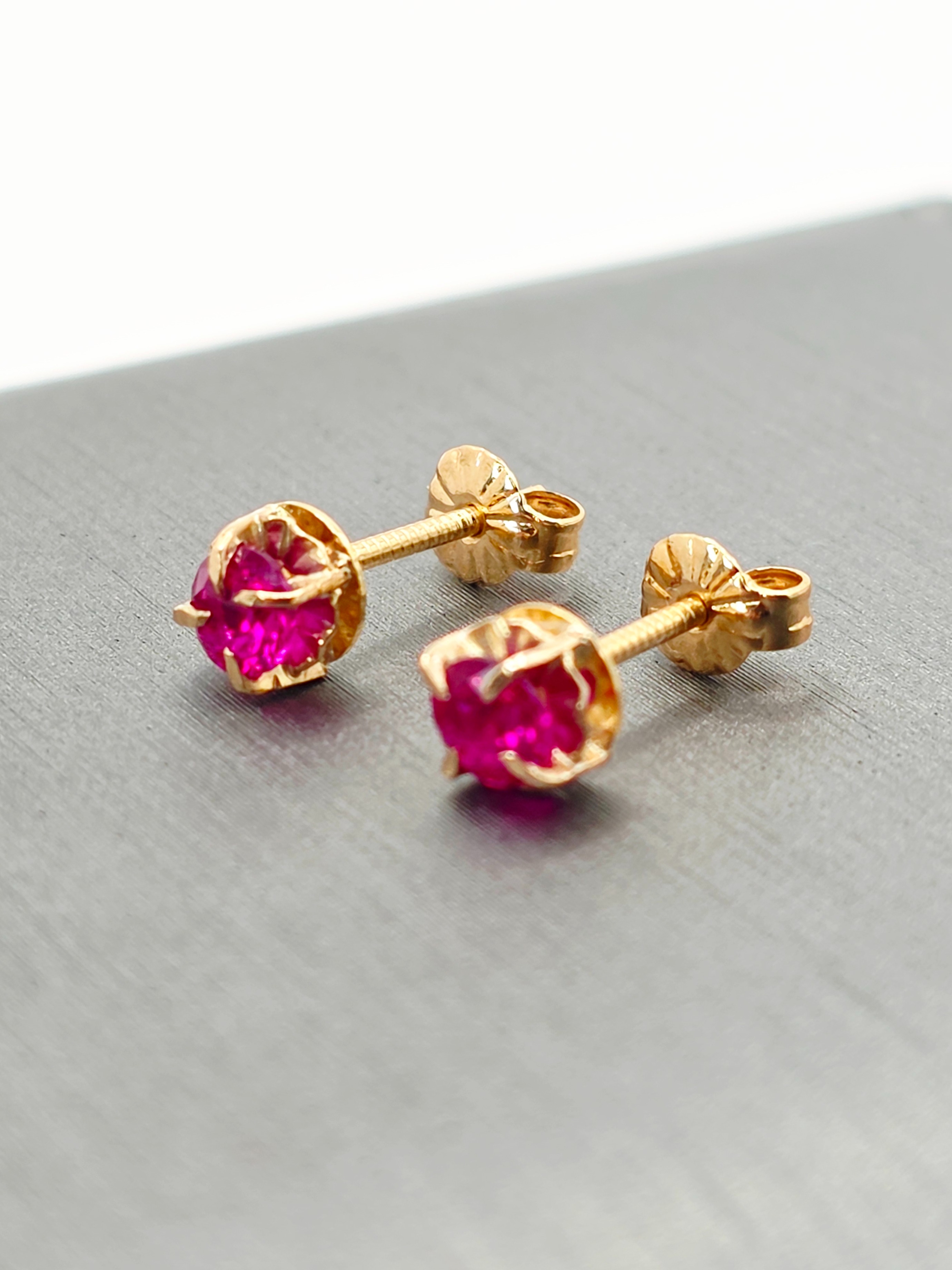 Aros chatón redondo rubí 5 mm 1.1 grs Oro 18k 2