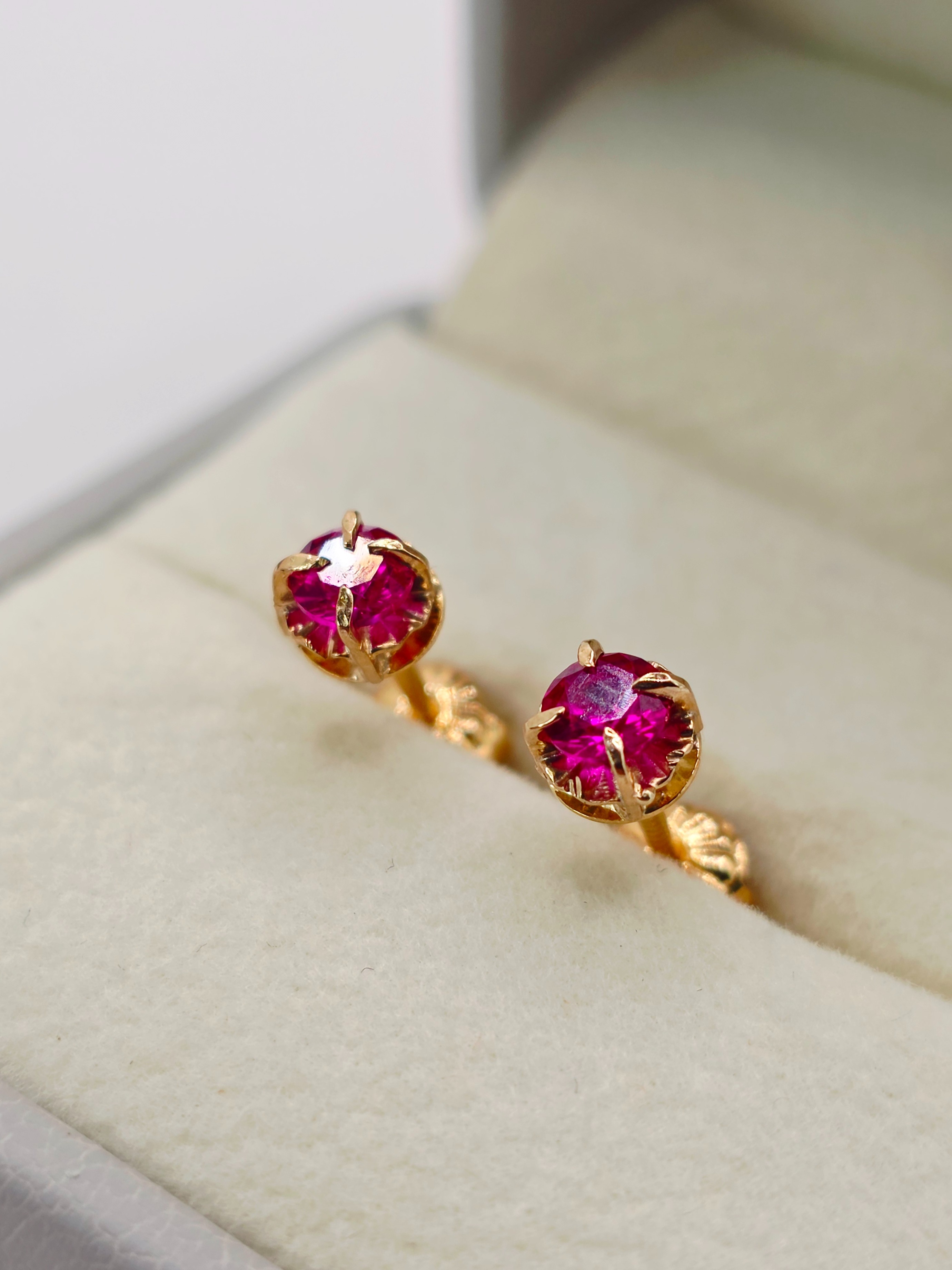 Aros chatón redondo rubí 5 mm 1.1 grs Oro 18k 4