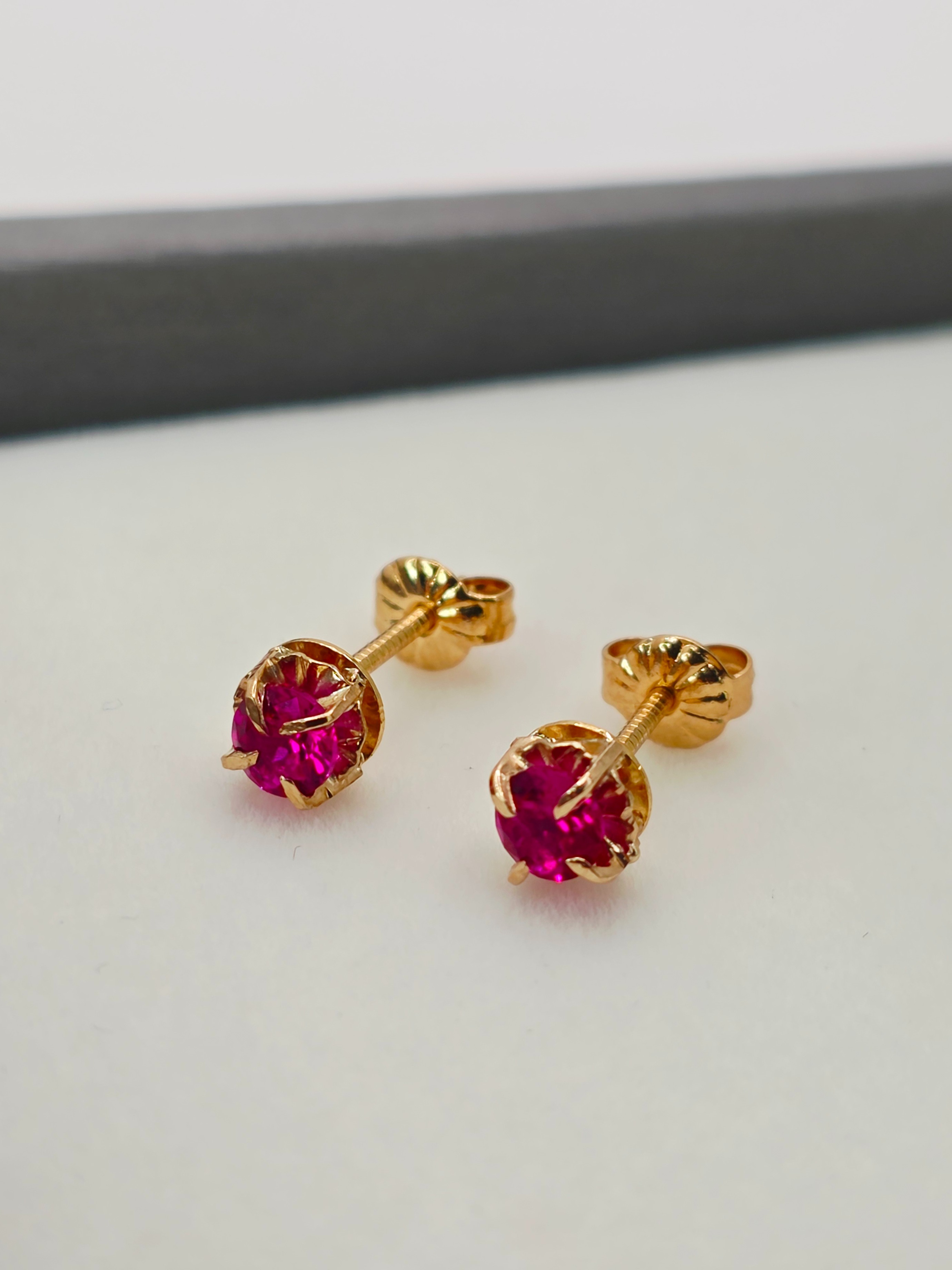 Aros chatón redondo rubí 5 mm 1.1 grs Oro 18k 5