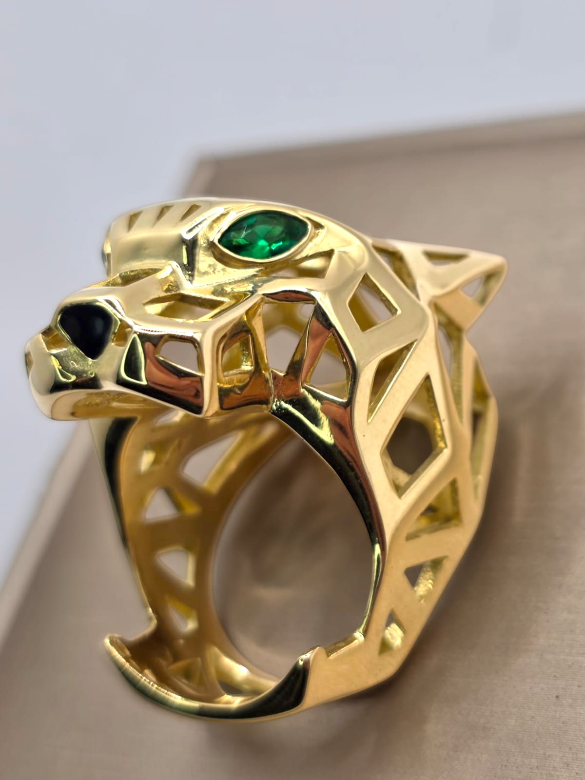 Anillo pantera esmeraldas y onix 28 grs Oro 18k 3