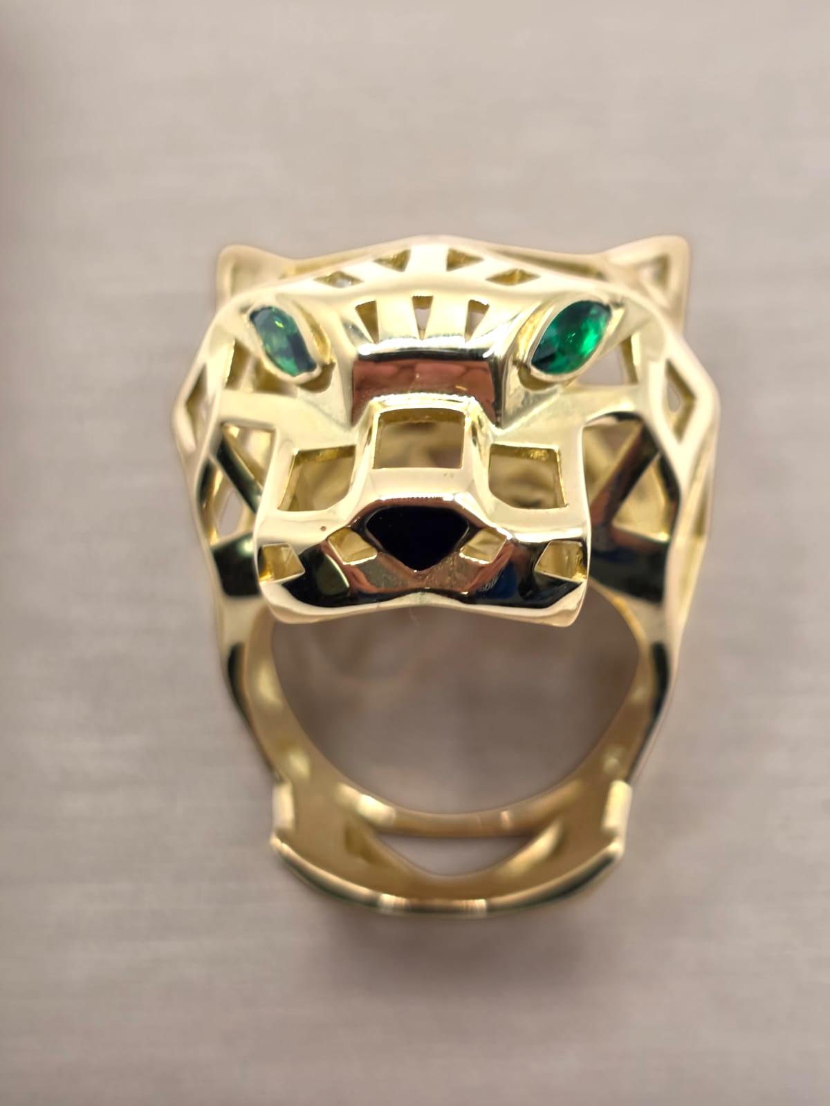 Anillo pantera esmeraldas y onix 28 grs Oro 18k 6