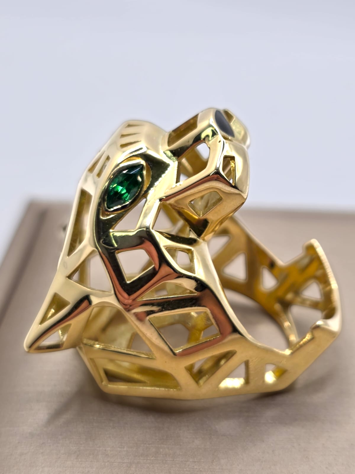 Anillo pantera esmeraldas y onix 28 grs Oro 18k 1