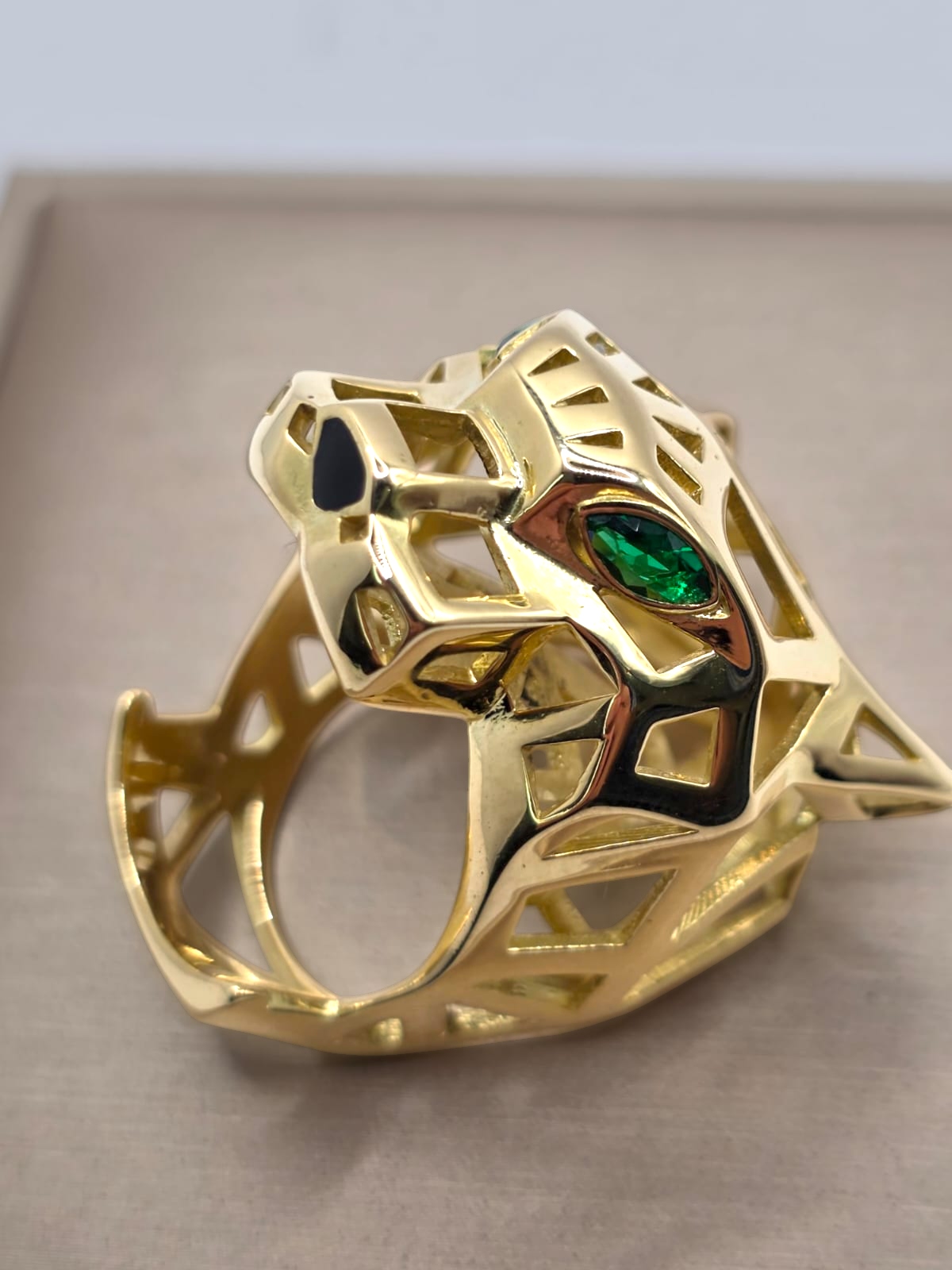 Anillo pantera esmeraldas y onix 28 grs Oro 18k 7