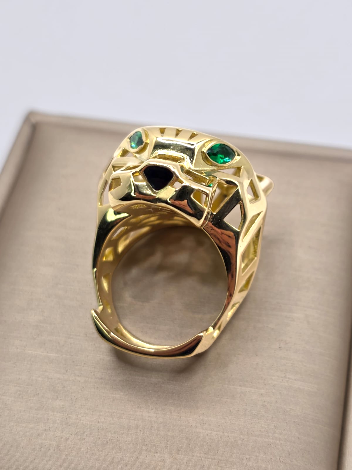 Anillo pantera esmeraldas y onix 28 grs Oro 18k 8