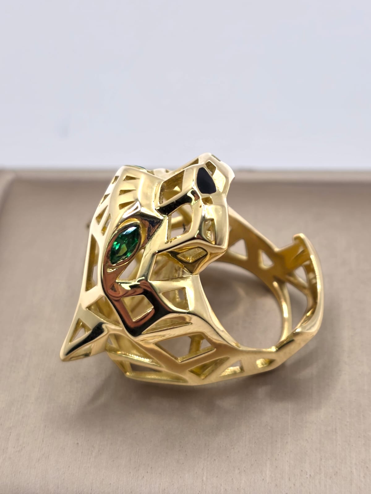 Anillo pantera esmeraldas y onix 28 grs Oro 18k 9
