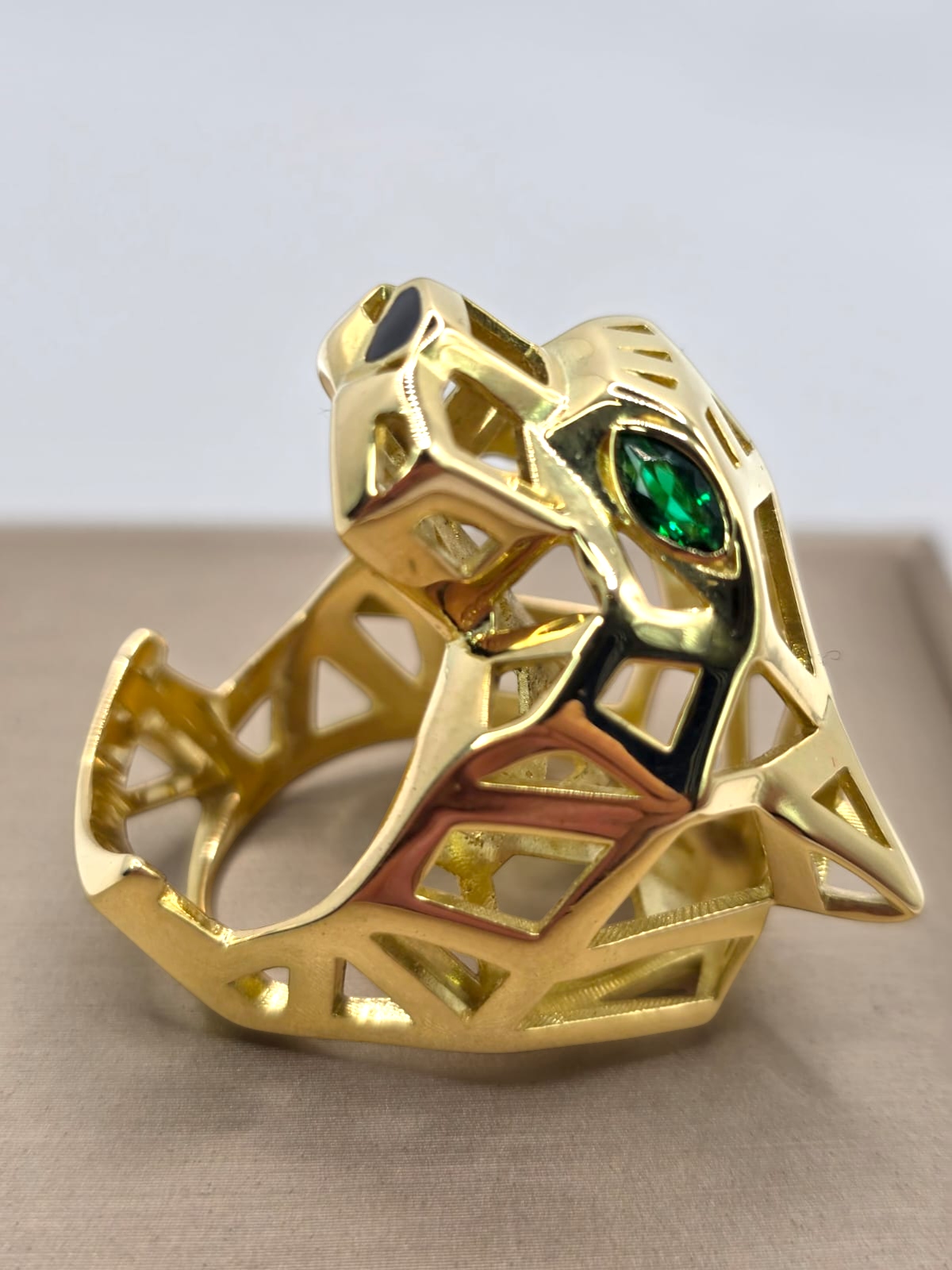 Anillo pantera esmeraldas y onix 28 grs Oro 18k 2