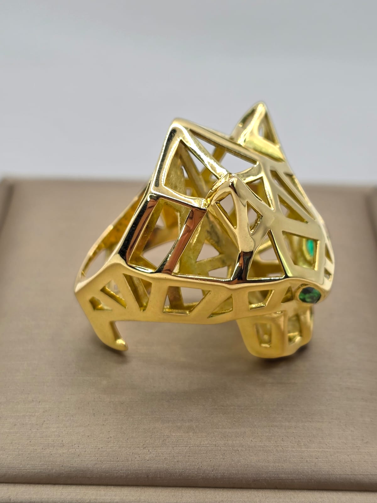 Anillo pantera esmeraldas y onix 28 grs Oro 18k 10