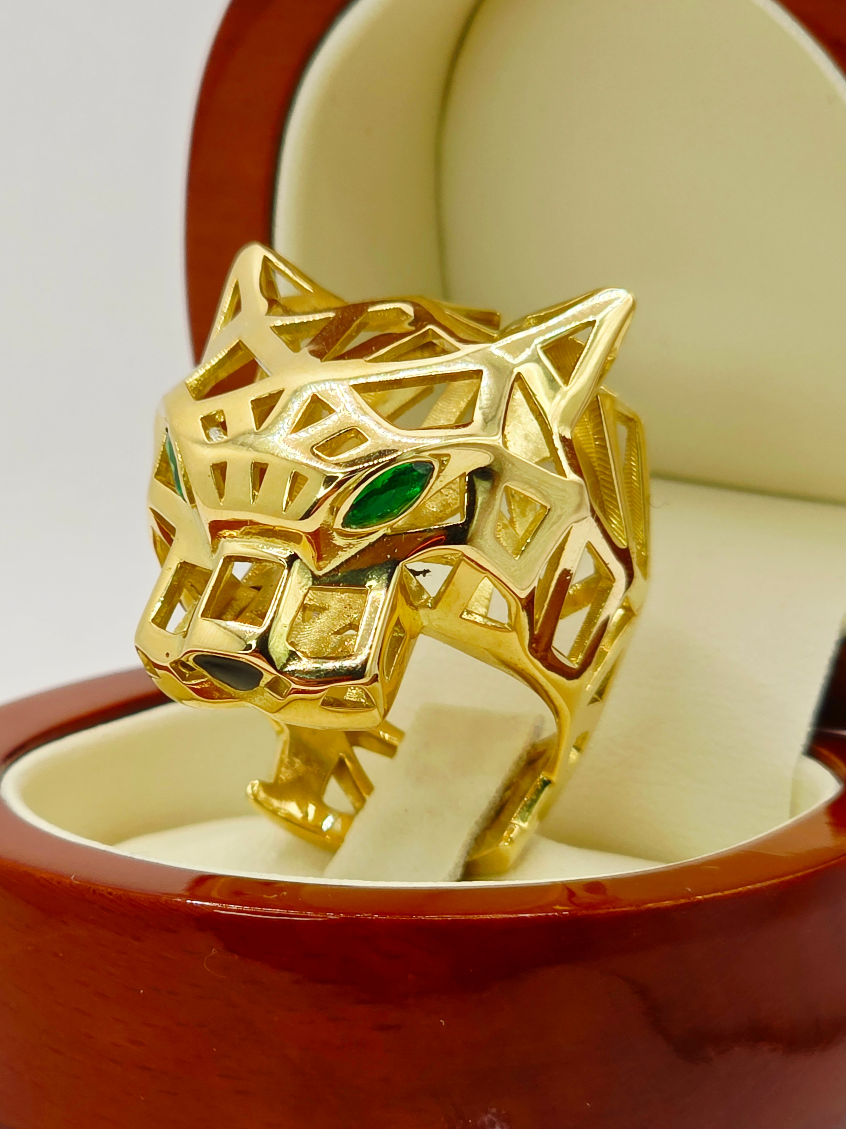 Anillo jaguar esmeraldas y onix 28 grs Oro 18k 4