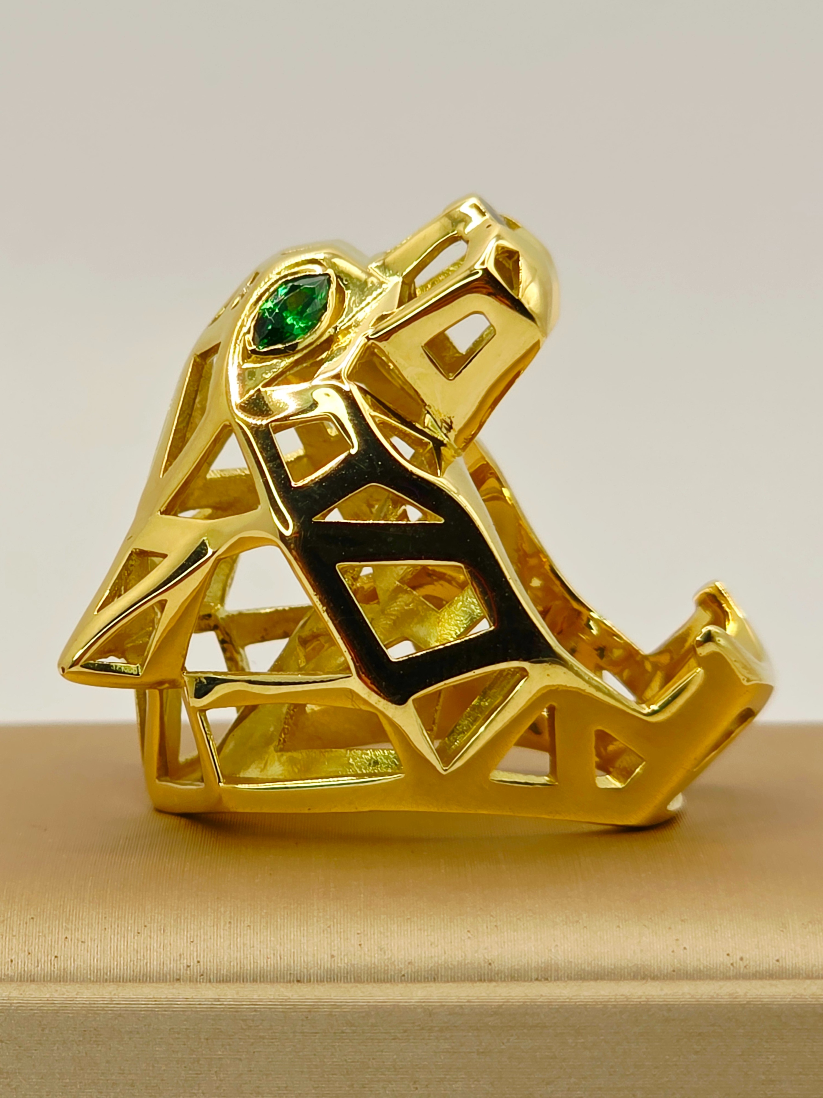 Anillo jaguar esmeraldas y onix 28 grs Oro 18k 3