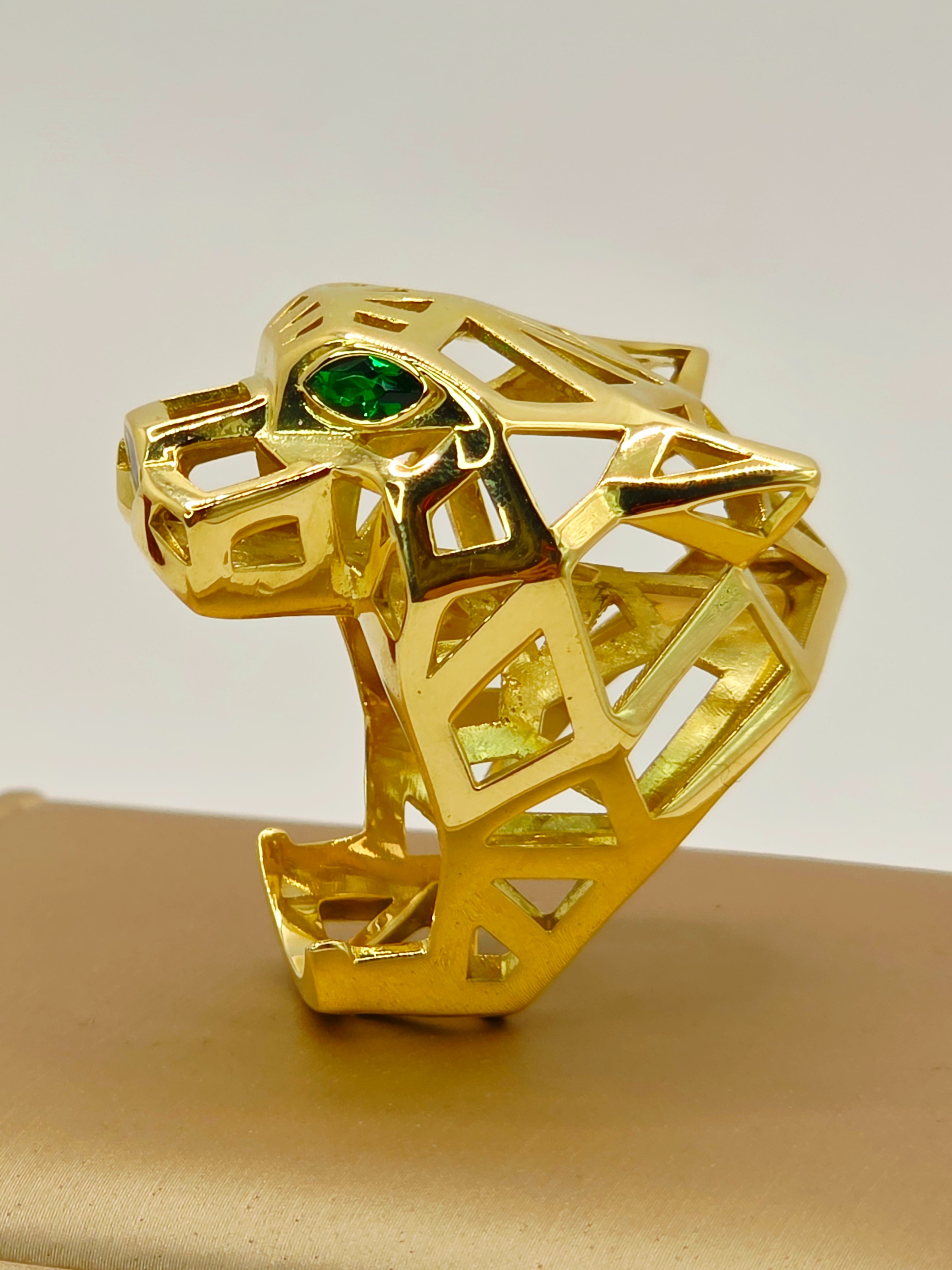 Anillo jaguar esmeraldas y onix 28 grs Oro 18k 2