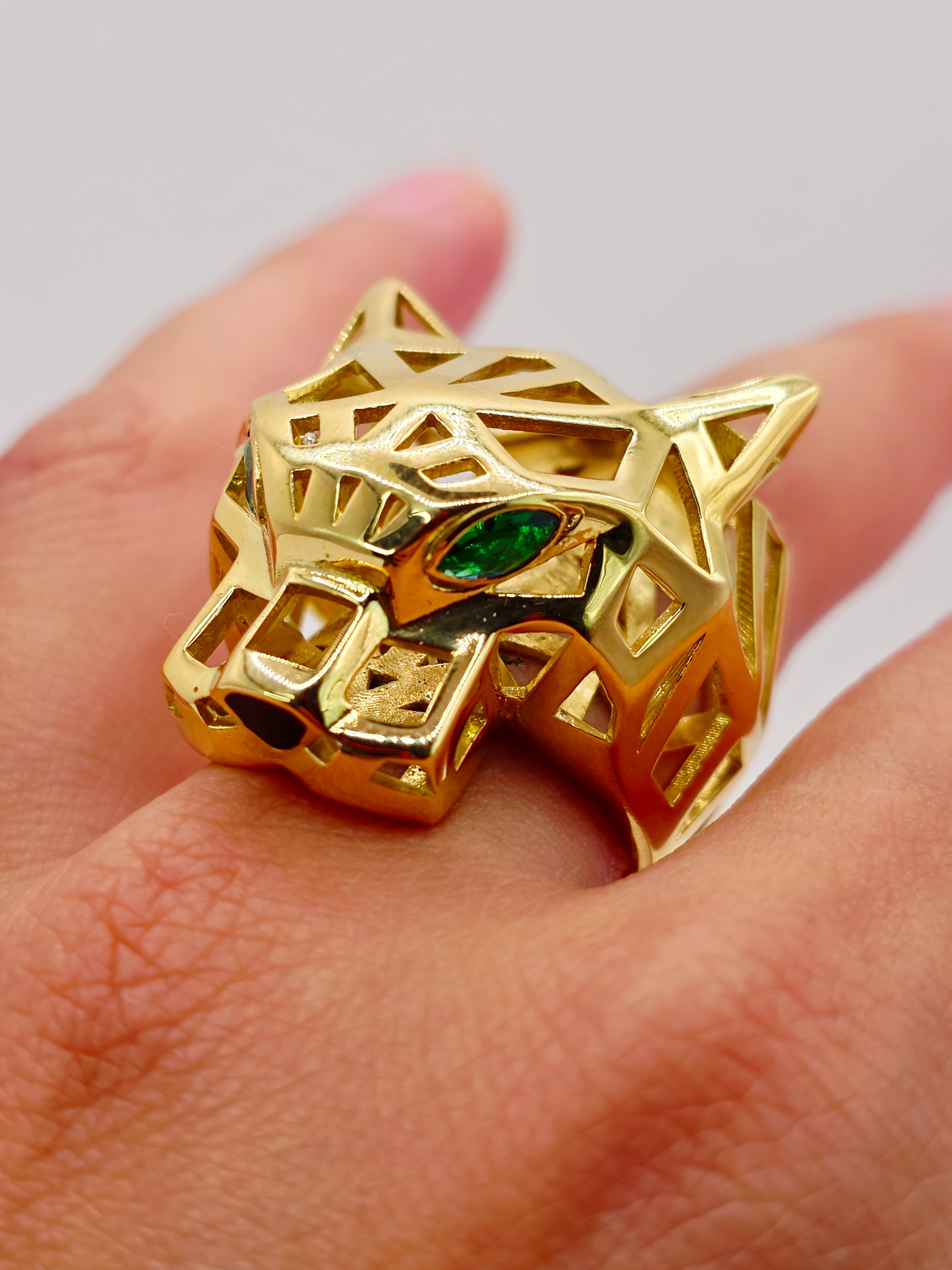 Anillo jaguar esmeraldas y onix 28 grs Oro 18k 6