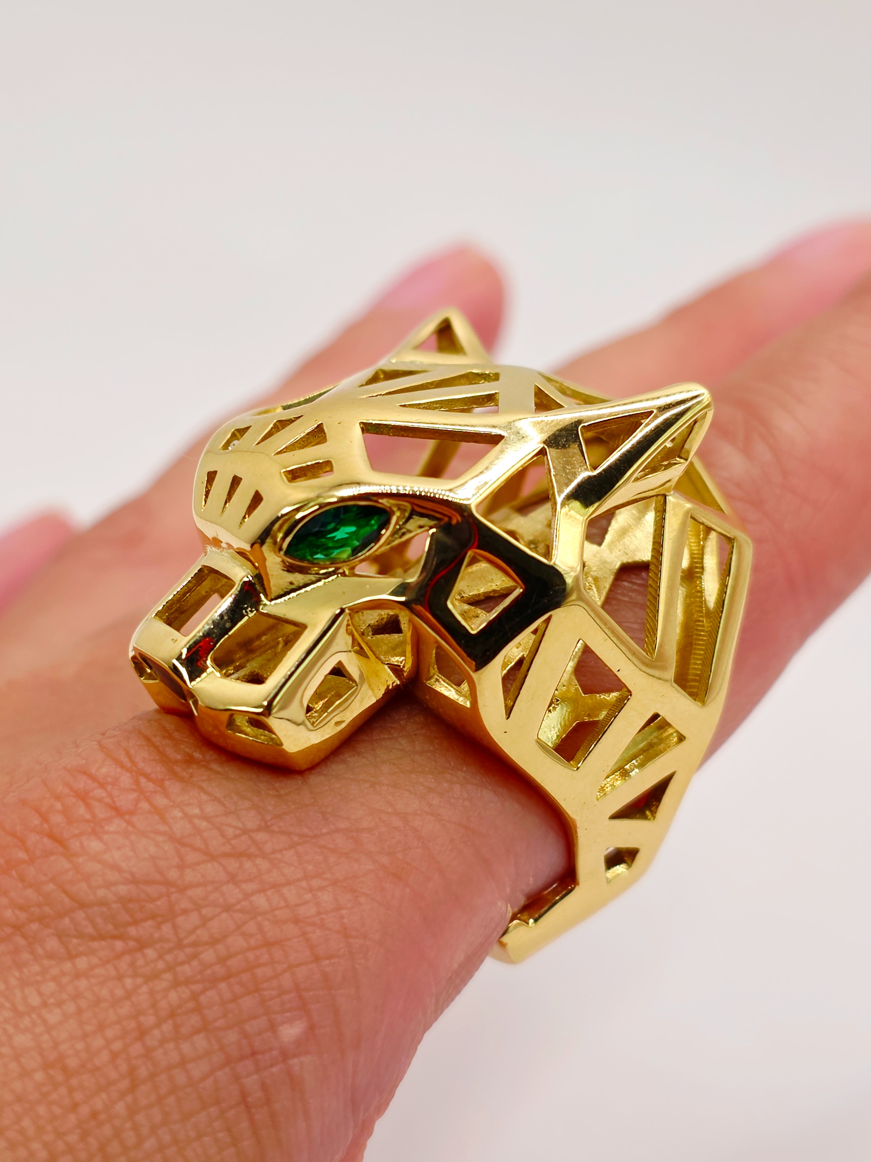 Anillo jaguar esmeraldas y onix 28 grs Oro 18k 8