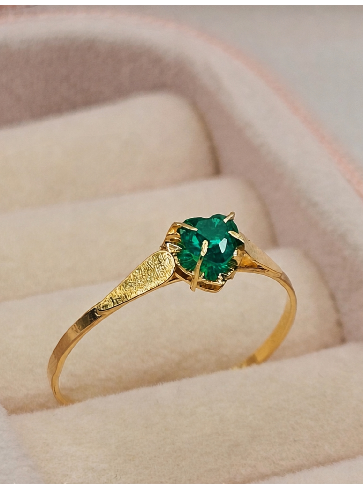 Anillo chatón corazón esmeralda 1.1 grs Oro 18k 3