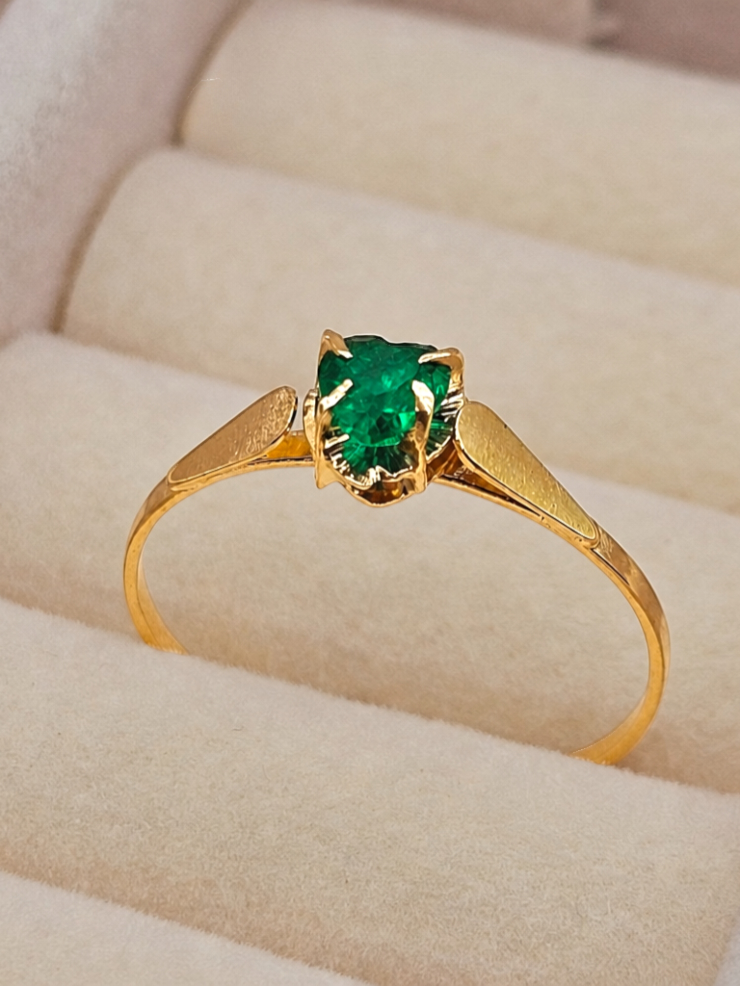 Anillo chatón corazón esmeralda 1.1 grs Oro 18k 2