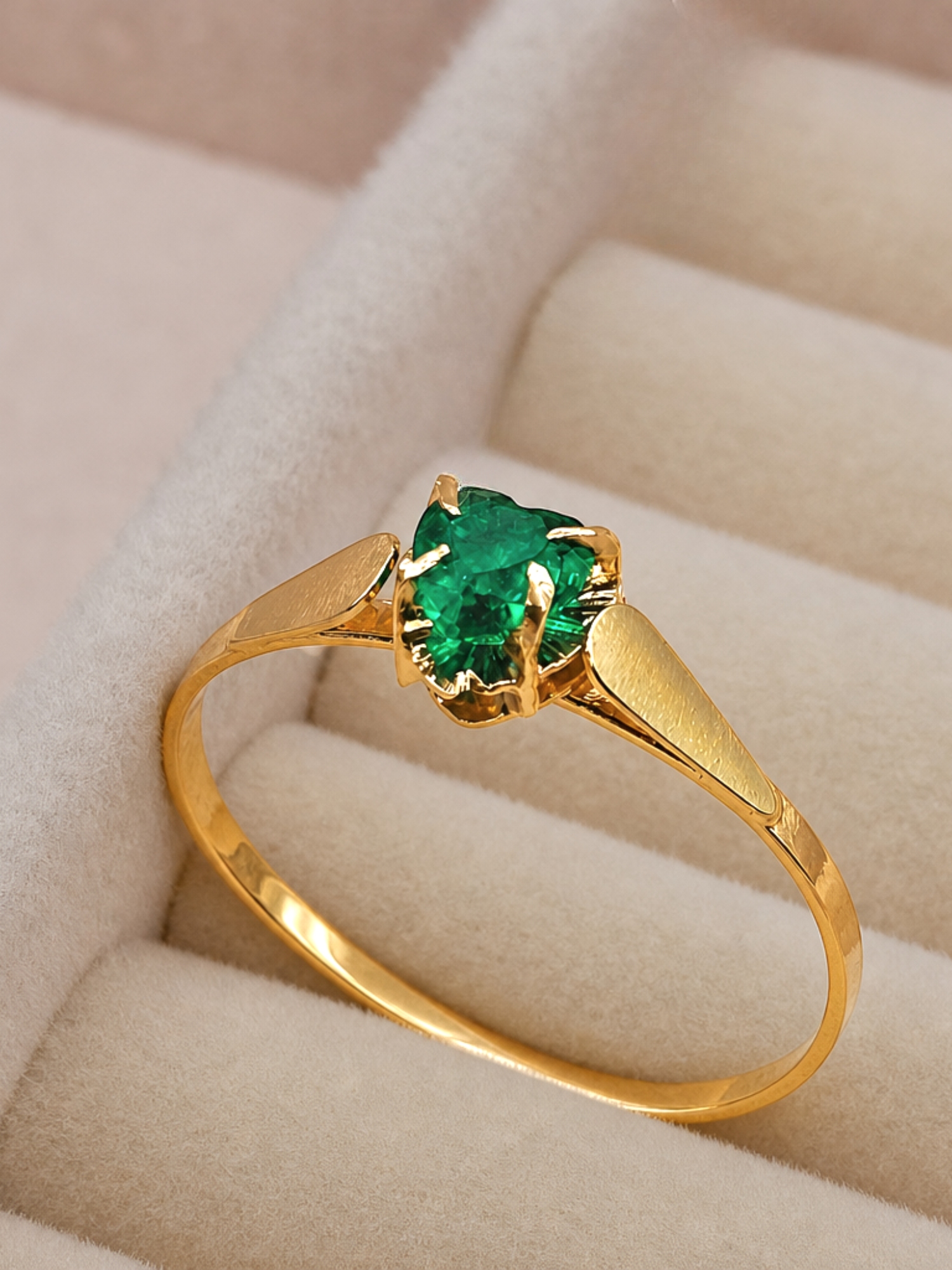 Anillo chatón corazón esmeralda 1.1 grs Oro 18k 1