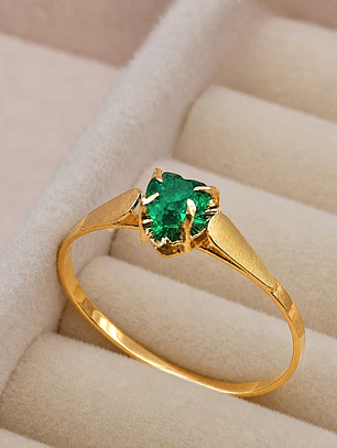 Anillo chatón corazón esmeralda 1.1 grs Oro 18k