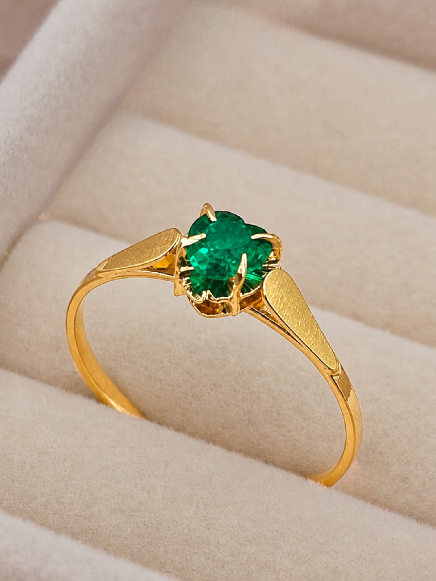 Anillo chatón corazón esmeralda 1.1 grs Oro 18k 5
