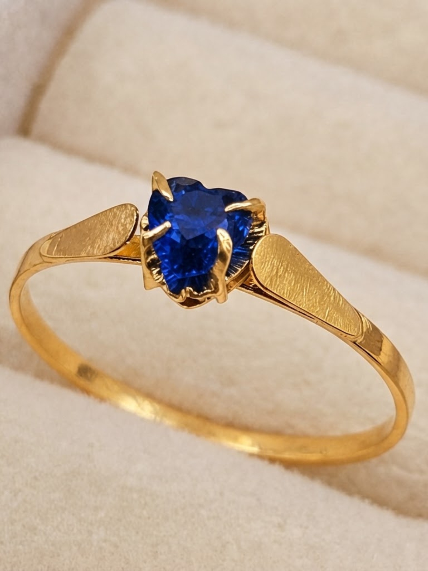 Anillo chatón corazón zafiro 1.1 grs Oro 18k 5