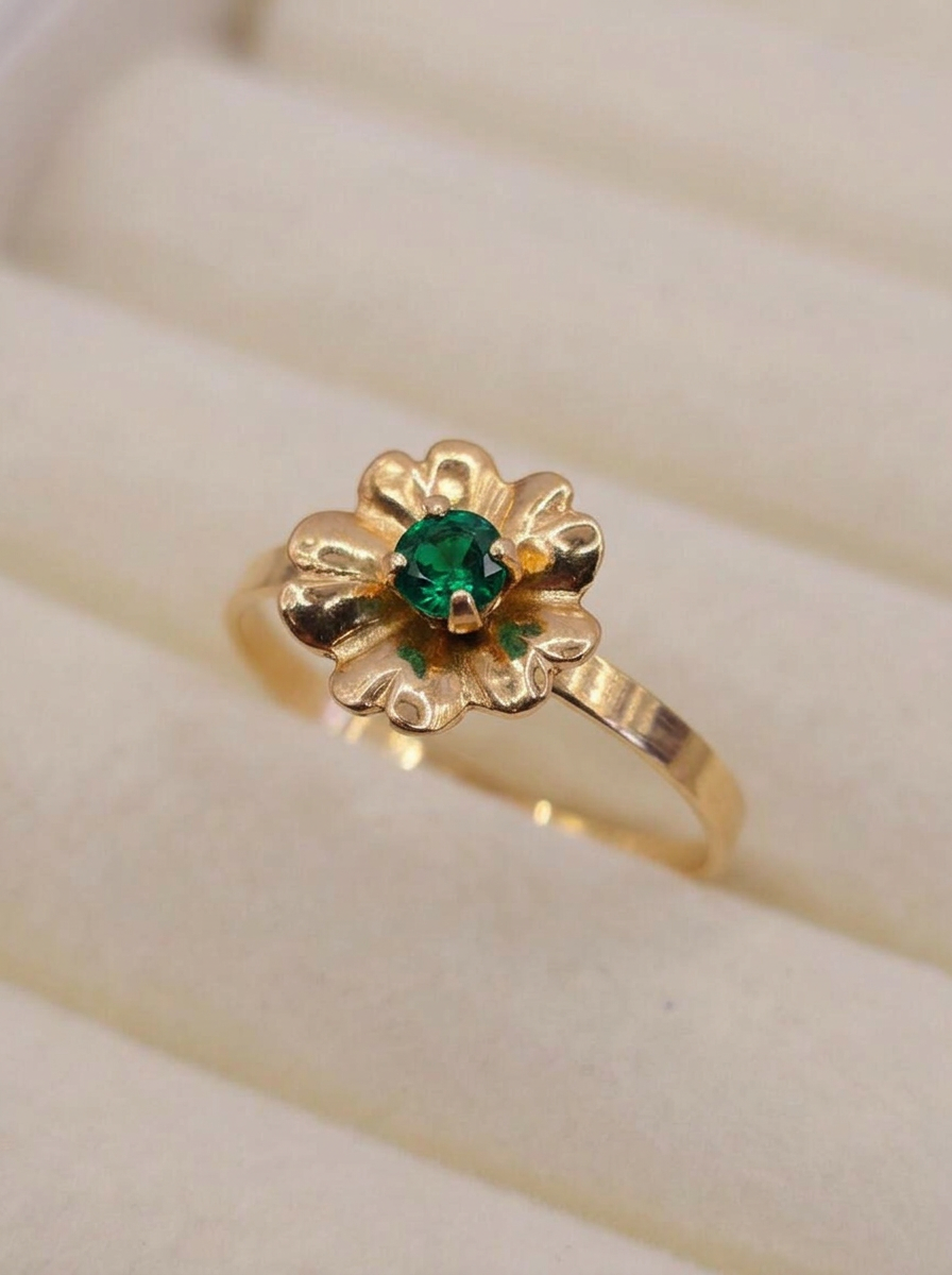 Anillo flor esmeralda 1.5 grs Oro 18k 1