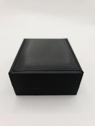 Caja de cadenas negra
