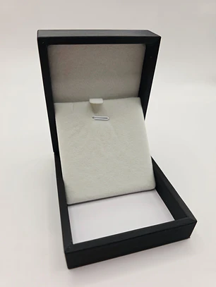 Caja de cadenas negra