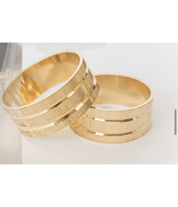 Argollas modelo mil rayas dos cortes 💛 8mm COD 025