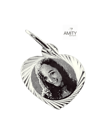 Colgante con forma de corazón y fotograbado 