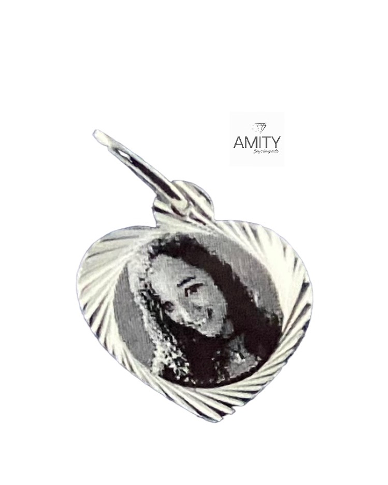 Colgante con forma de corazón y fotograbado 