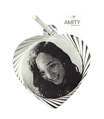 Colgante con forma de corazón y fotograbado 