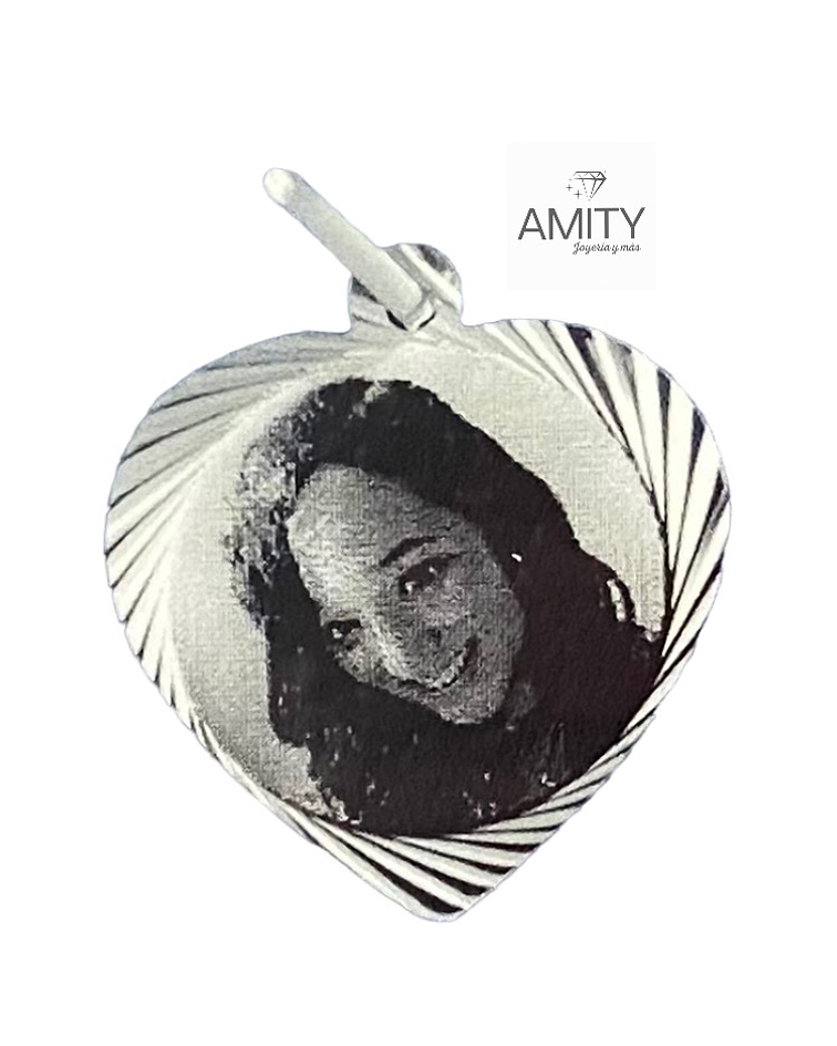 Colgante con forma de corazón y fotograbado 