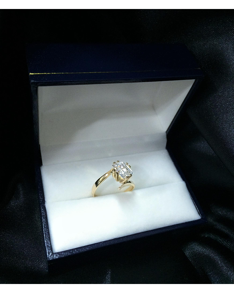 Anillo circón cuadrado