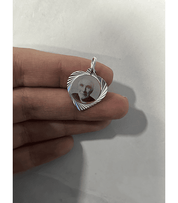 Colgante con forma de corazón y fotograbado 
