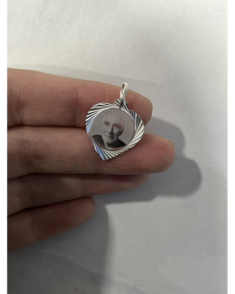 Colgante con forma de corazón y fotograbado 
