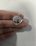 Colgante con forma de corazón y fotograbado 