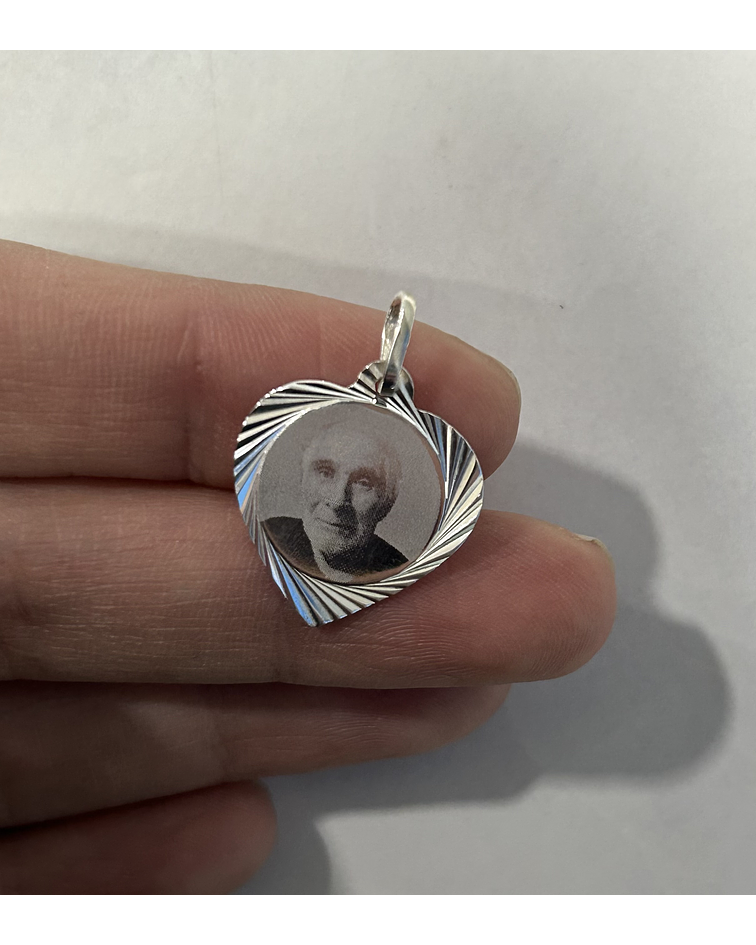 Colgante con forma de corazón y fotograbado 