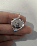 Colgante con forma de corazón y fotograbado 
