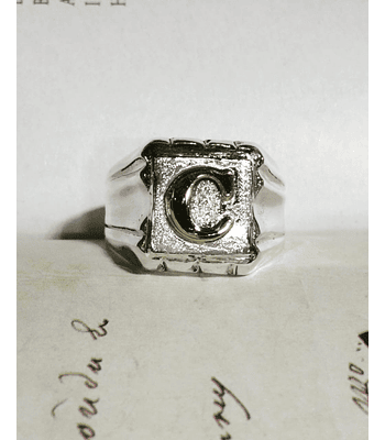 Anillo sello cuadrado con inicial 