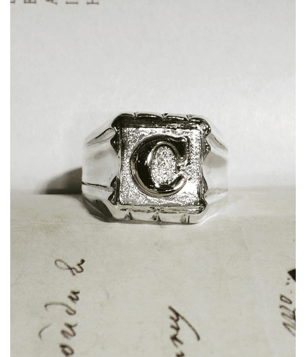 Anillo sello cuadrado con inicial 