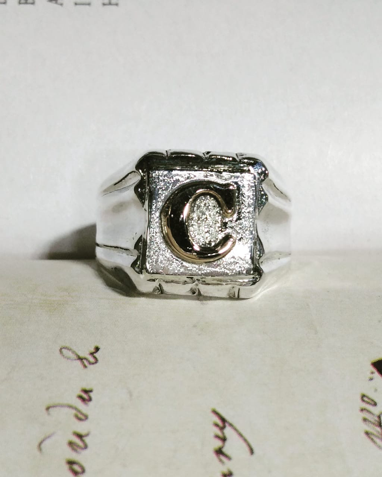 Anillo sello cuadrado con inicial 