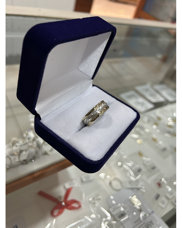 Anillo con diseño plata y dorado 