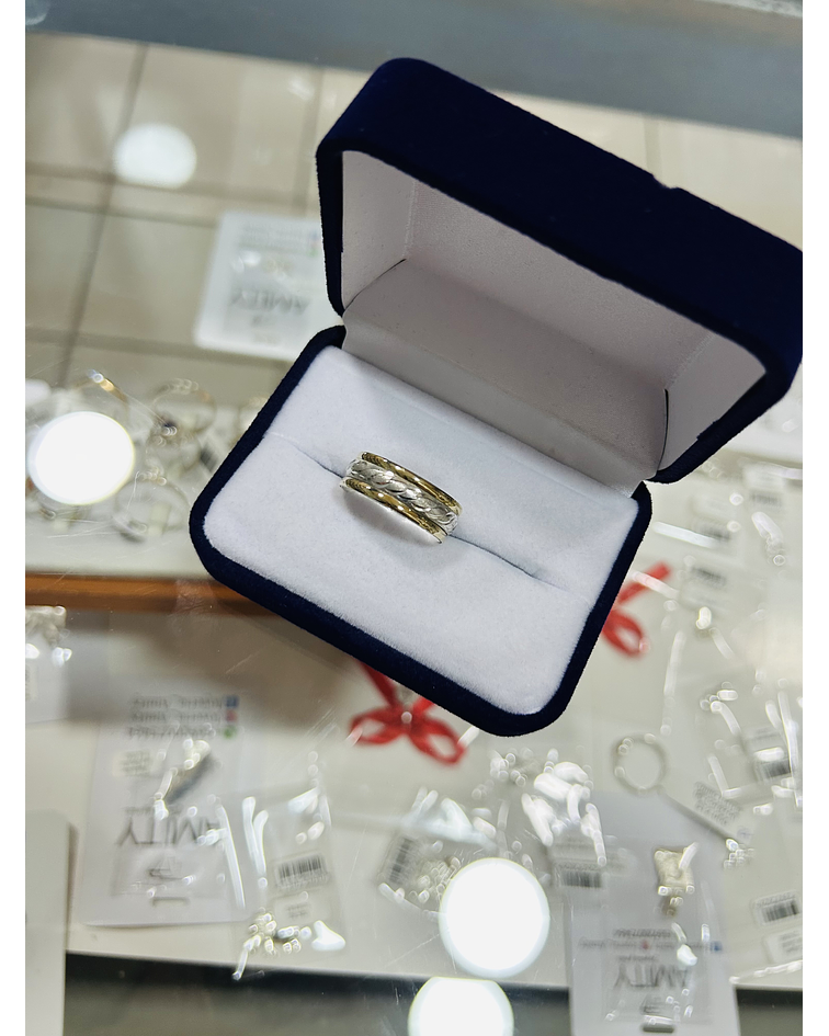 Anillo con diseño plata y dorado 