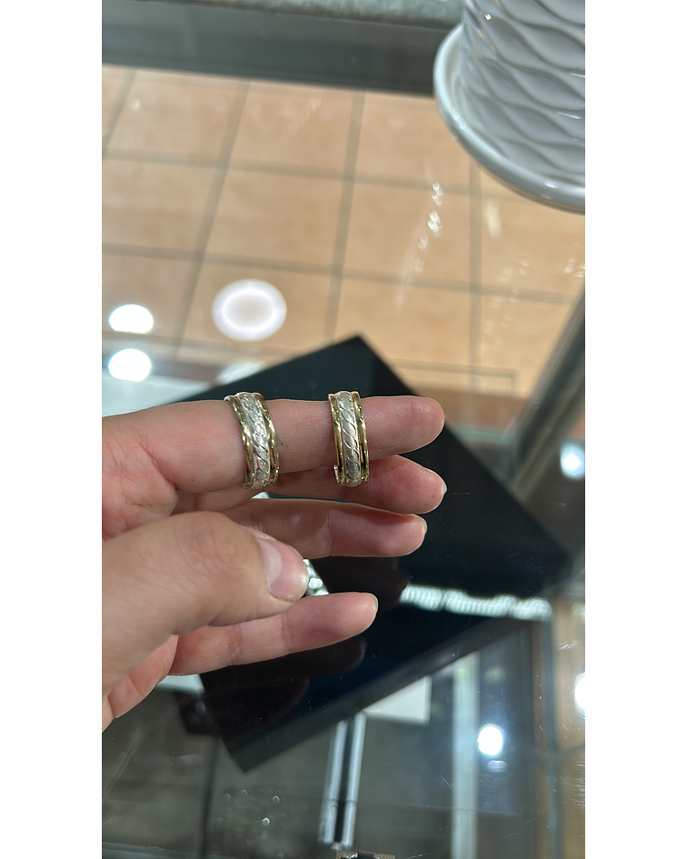 Anillo con diseño plata y dorado 