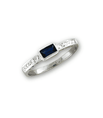 Anillo oro blanco rodin. 8 brill. 1 pto., 1 zafiro rectangular 3x5mm