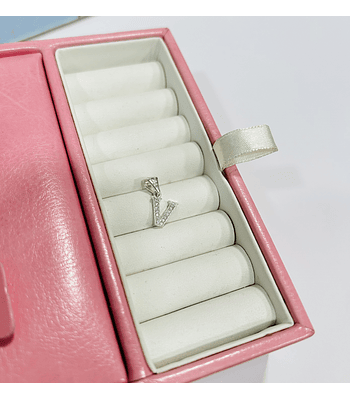 Colgante letra V con circones